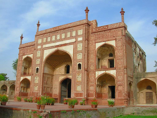 essay on visit to a historical place jahangir tomb
